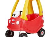 Le petit chariot « Cozy Wagon » de Little Tikes est rouge, avec un toit et des roues jaunes.