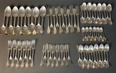 many spoons and spoon spoons laid out on a table