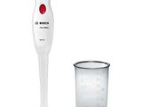 une image représentant un mixeur avec un verre à côté