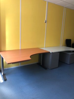 deux bureaux dans le coin de cette pièce