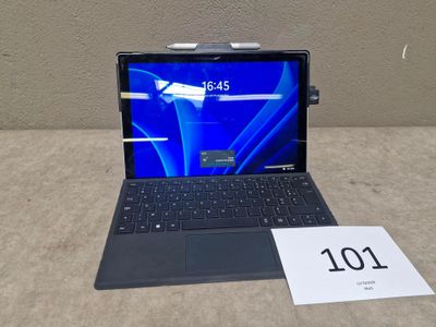 un ordinateur portable posé sur une table avec une étiquette de prix dessus