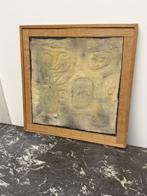 une image représentant un tableau posé sur un sol en marbre, près d'un mur blanc