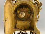 une horloge en or posée sur un socle
