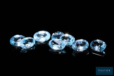 un ensemble de pierres précieuses de topaze bleue sur un fond noir
