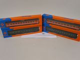 deux wagons orange et bleu placés l'un à côté de l'autre sur une surface blanche