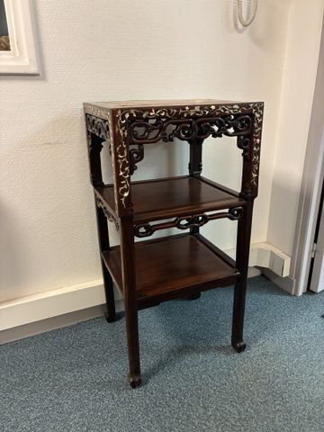 CHINE XXe- Sellette en bois exotique à trois tablettes, décor mar