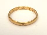 une image représentant une bague en or sur laquelle figure une inscription