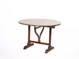 une image représentant une petite table avec un piètement en bois