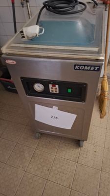 une machine surmontée d'un balai, dans une cuisine