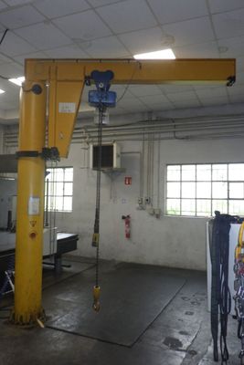 une photo d'un grand bâtiment industriel avec une grue au milieu de la salle