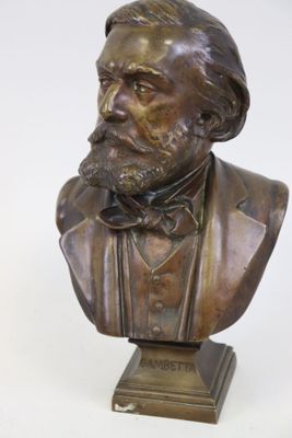 buste en bronze représentant un homme barbu portant un nœud papillon