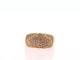 une bague en or jaune avec des diamants sur fond blanc