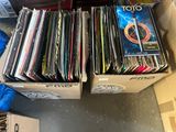 beaucoup de cd dans une boîte sur le sol