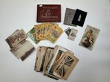 une photo montrant une collection de vieilles cartes postales posées sur une table