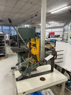 une machine posée sur une table dans une pièce