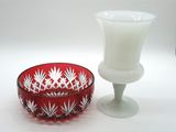 un bol en verre et un vase en verre posés sur une table