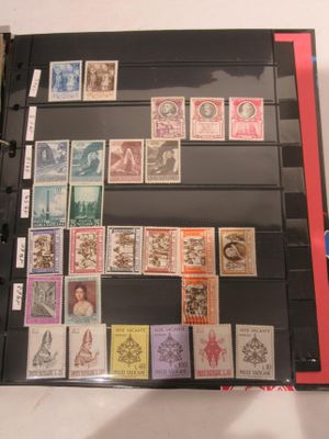 une photo d'un classeur sur lequel sont collés de nombreux timbres