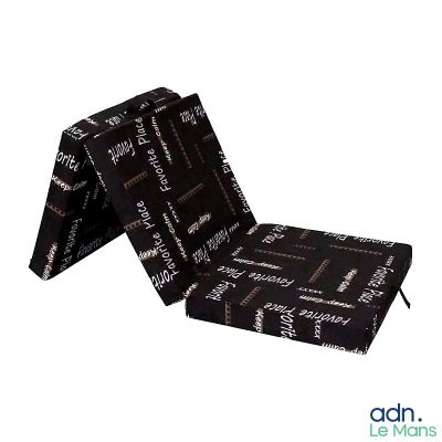 une chaise pliante ornée d'un motif noir et blanc