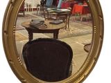 une photo d'un miroir devant lequel se trouve une chaise