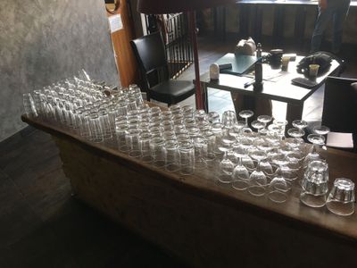 plusieurs verres de vin posés sur une table dans une pièce