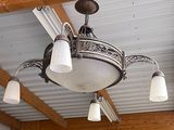 un lustre suspendu au plafond d'une pièce