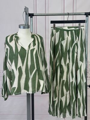 deux vêtements posés sur un mannequin