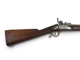 un vieux fusil avec une poignée en bois sur fond blanc
