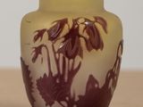 un vase avec un motif floral sur une table