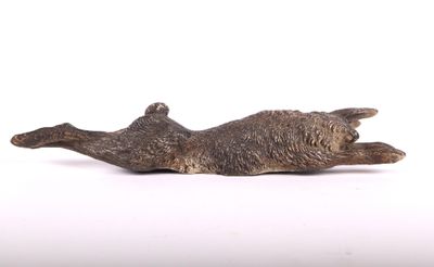 une figurine représentant un chat couché par terre