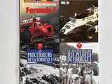 trois livres posés sur une table blanche, avec une voiture rouge et une photo en noir et blanc