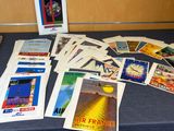une table sur laquelle sont posées plusieurs cartes postales
