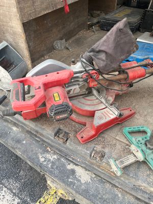 de nombreux outils qui traînent à l'arrière d'un camion