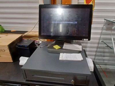 un ordinateur posé sur un bureau, à côté d'une boîte