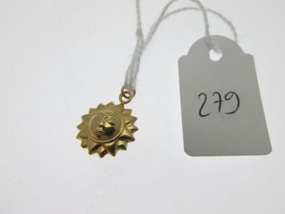 un gros plan d'un collier auquel est accrochée une étiquette de prix
