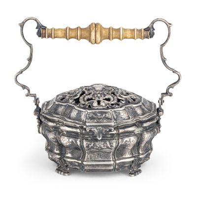 une boîte en argent finement décorée, dotée d'une poignée et de anses, sur fond blanc