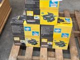 une pile de cartons sur une palette dans un entrepôt