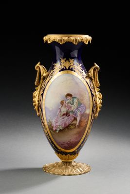 un vase sur lequel est représentée une femme avec un enfant