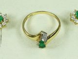 trois bijoux, dont une bague, des boucles d'oreilles et une bague
