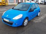 une voiture bleue garée dans un parking