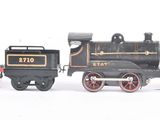 plusieurs petits trains sont alignés sur une surface blanche
