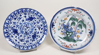 deux assiettes bleues et blanches à motifs posées sur une table