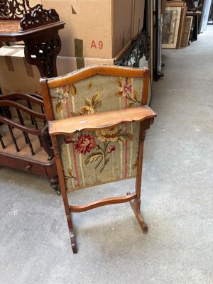 une chaise qui se trouve au milieu d'une pièce