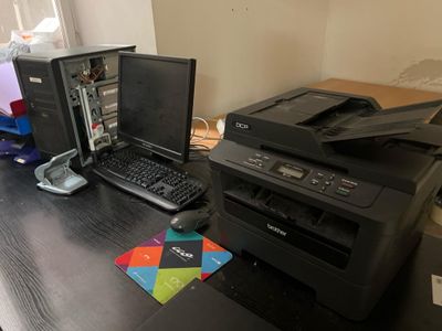 deux ordinateurs et une imprimante posés sur un bureau