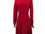 une robe rouge posée sur un mannequin, sur fond blanc