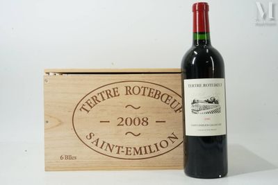 une bouteille de vin posée à côté d'une caisse en bois