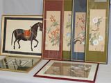 trois photos encadrées représentant un cheval et un oiseau, posées sur une table