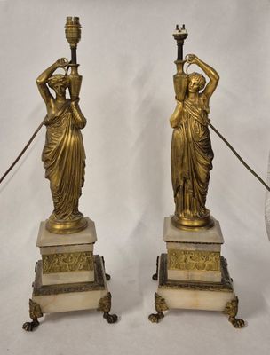 paire de figurines en bronze ancien sur des socles en marbre