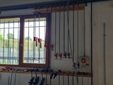 une photo d'un établi dans un garage, avec des outils suspendus au plafond