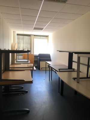 une salle équipée de bureaux et de chaises