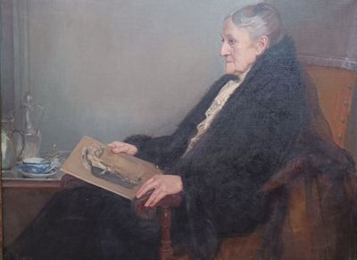 tableau représentant une vieille femme assise sur une chaise, tenant un livre